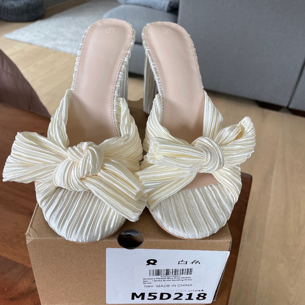 Healed shoes with bow